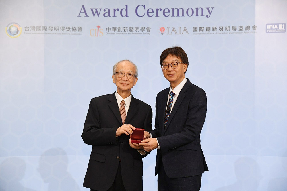 VP Hsiao receiving the award, showcasing GeneFerm Biotechnology’s academic achievements and commercial value